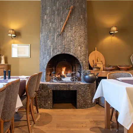 - Le Vieux Marronnier Hotel *