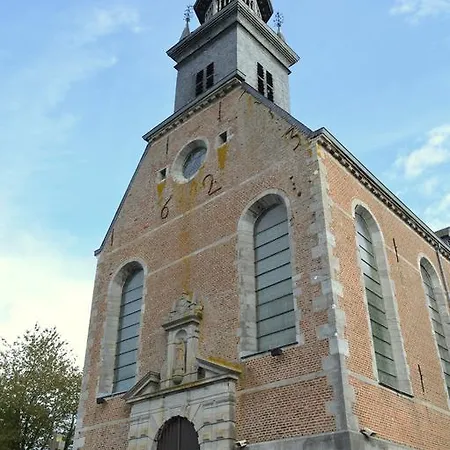 Charming Holiday Home With Garden Foy-Notre-Dame