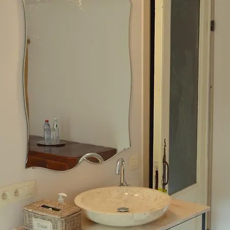 Charming Holiday Home With Garden Foy-Notre-Dame