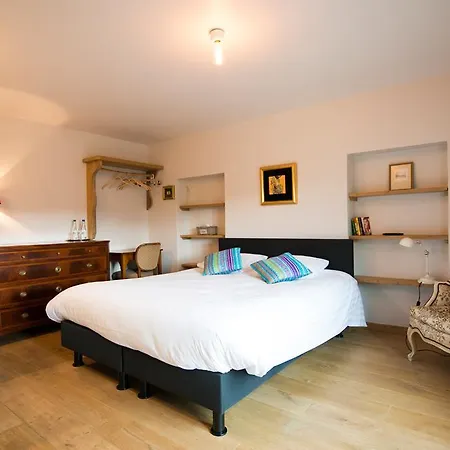 Charming Holiday Home With Garden Foy-Notre-Dame